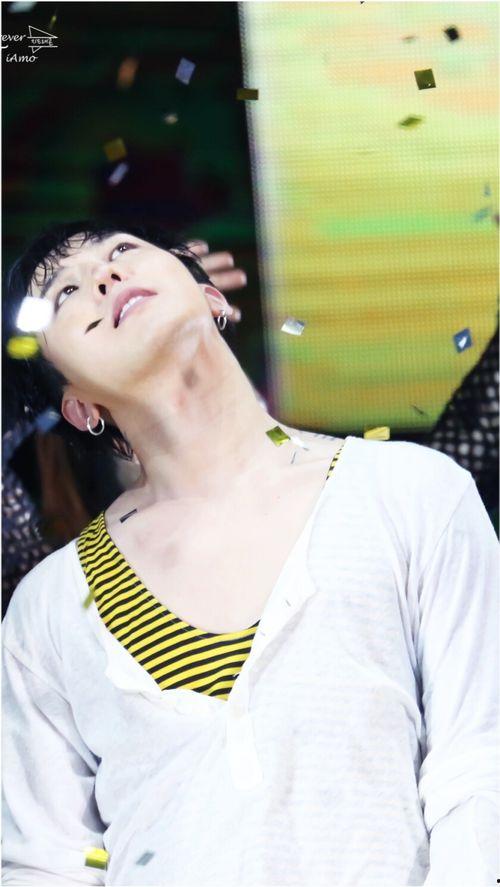 权志龙搞笑摔倒,这波操作太“刚”了！